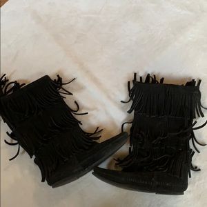 Minnetonka triple fringe suede boots